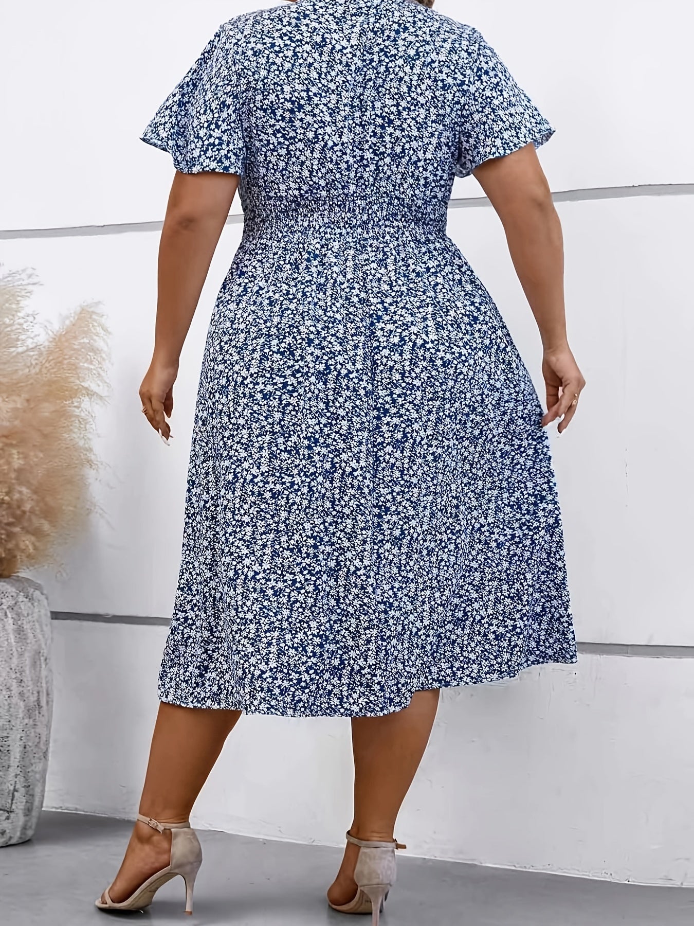 Women's Plus Allover Ditsy Print V Neck Midi Dress