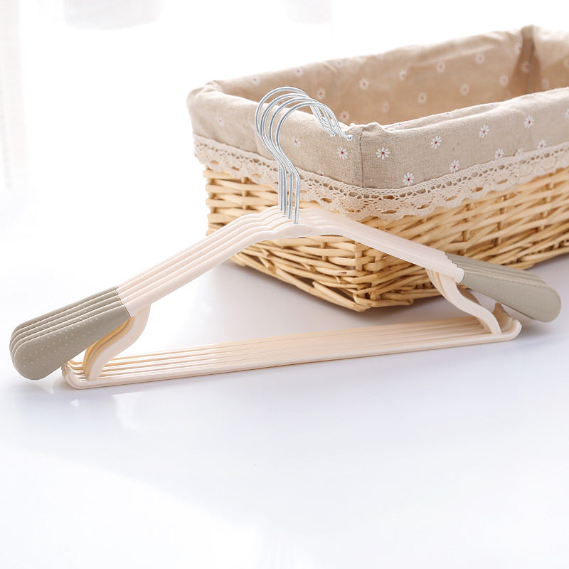 Adult Seamless Clothes Rack Wide Shoulder Plastic Clothes Rack