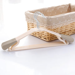 Adult Seamless Clothes Rack Wide Shoulder Plastic Clothes Rack