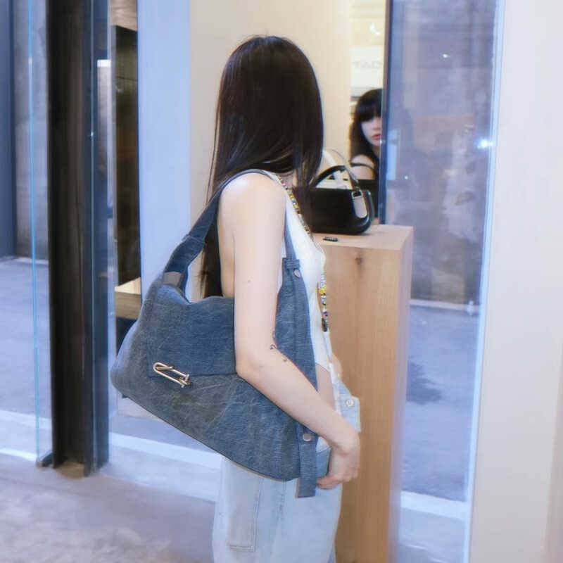 Fashionable Leather Tote Bag with Buckle Closure
