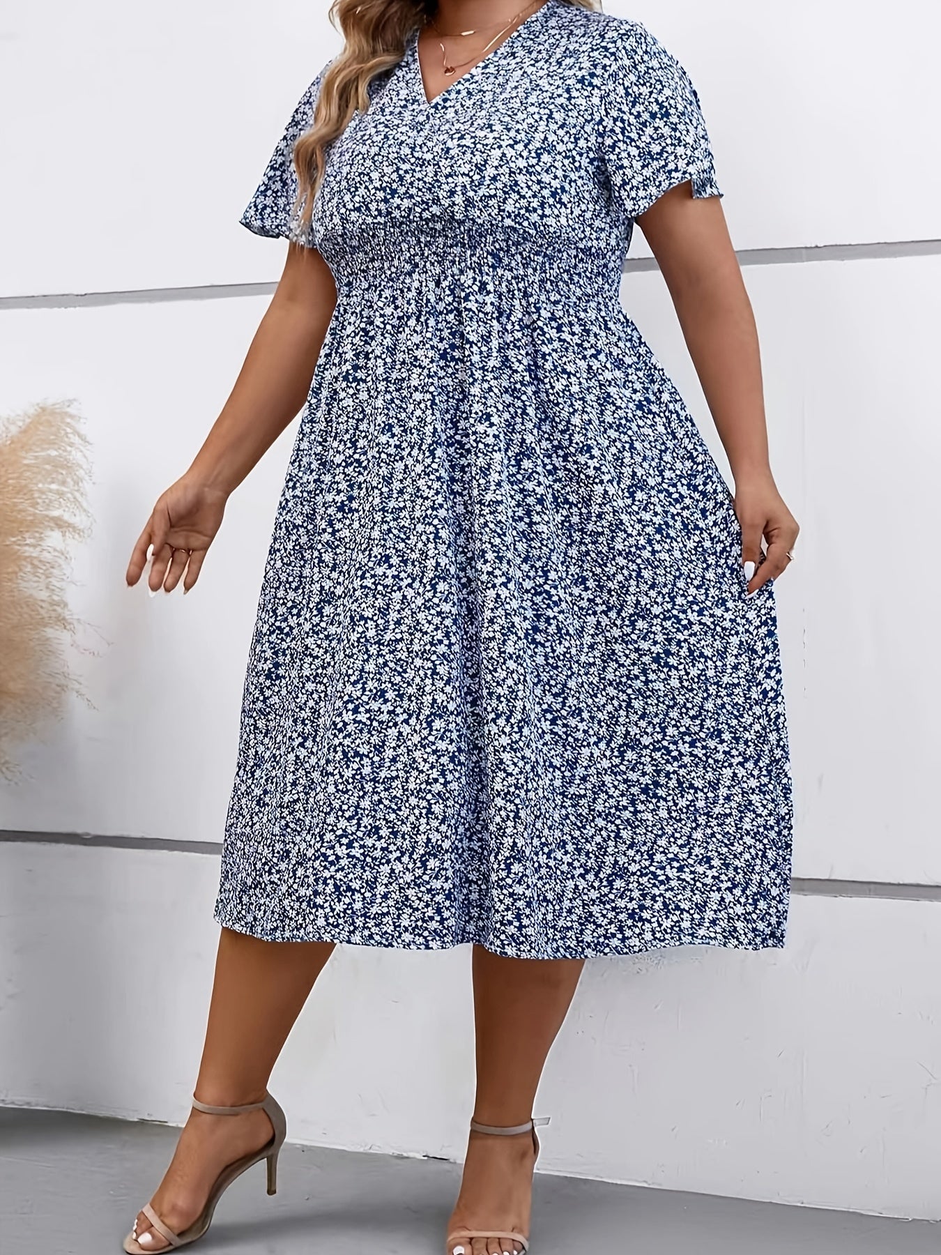 Women's Plus Allover Ditsy Print V Neck Midi Dress