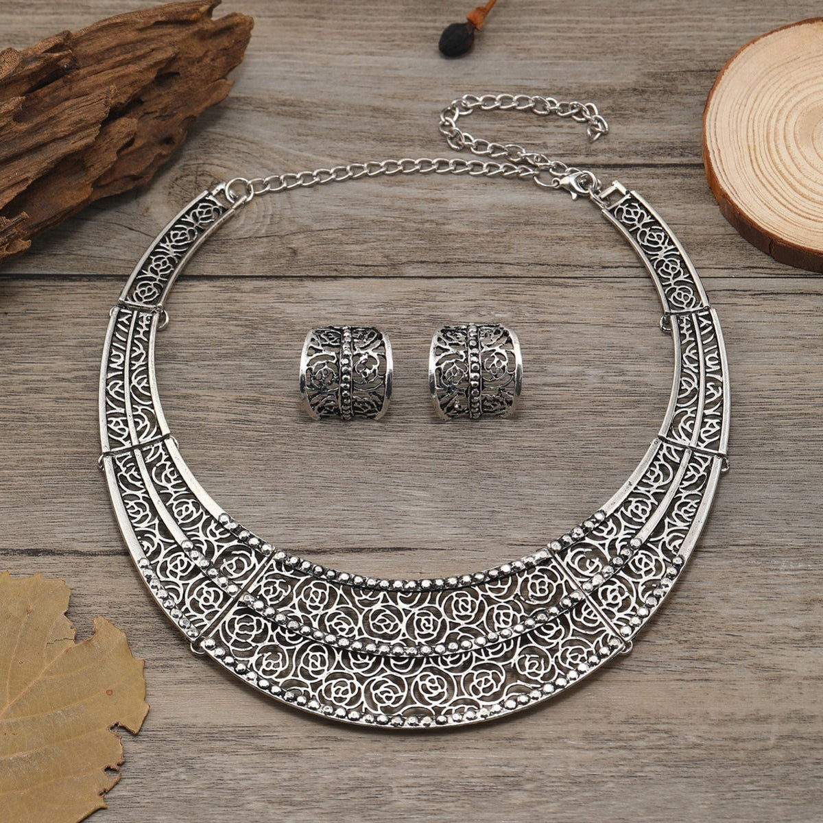 Vintage Style Hollow Jewelry Set with Choker Necklace & Stud Earrings
