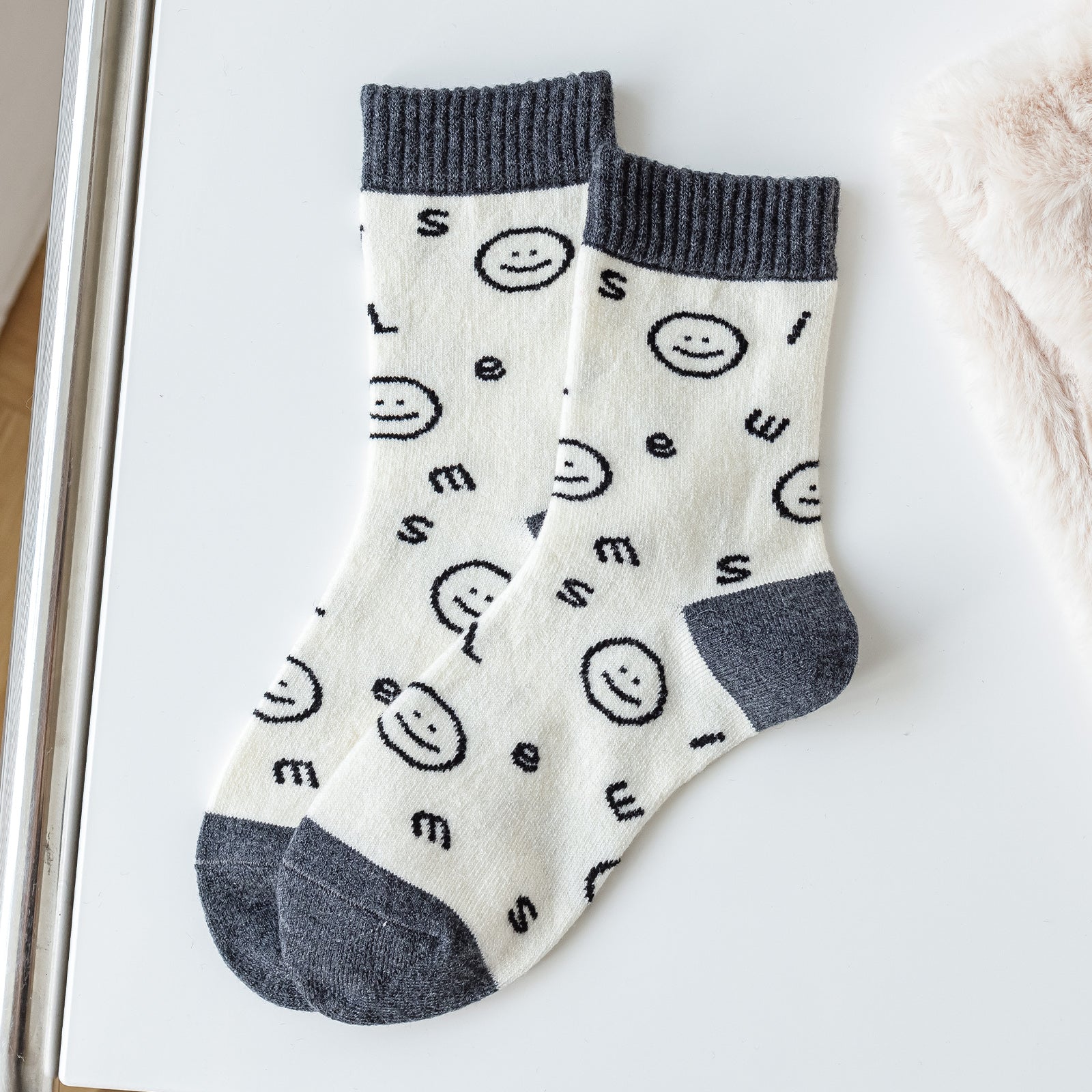 Smiling Face With 100 Tide Socks Women's Stockings & Hosiery