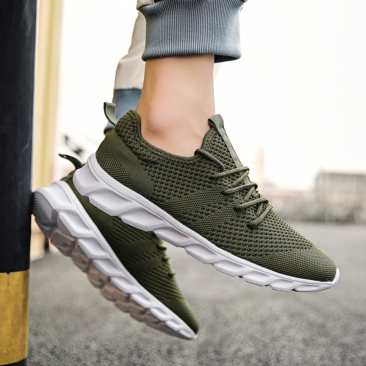 Men's Lightweight Running Shoes Breathable Outdoor Sneakers