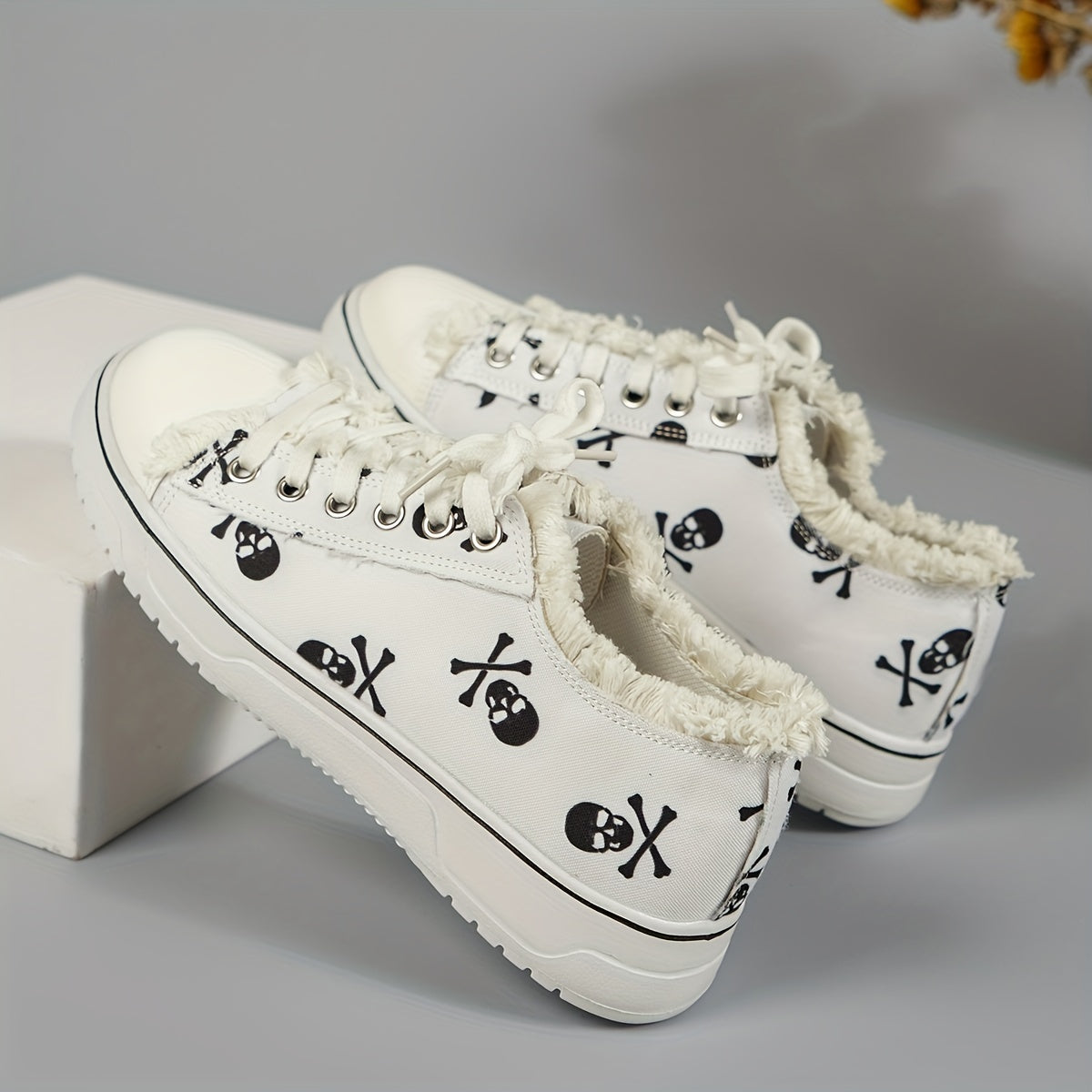 Women's Skull Print Sneakers Lace Up Outdoor Shoes Lightweight Low Top