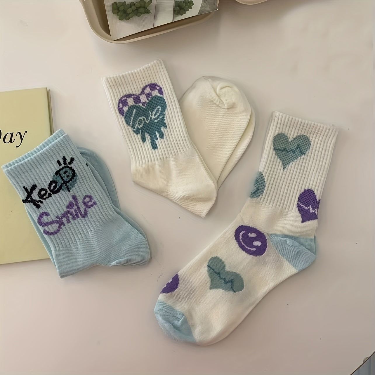 3 Pairs Heart Print Socks Comfy & Breathable Mid Tube Socks Women's Stockings