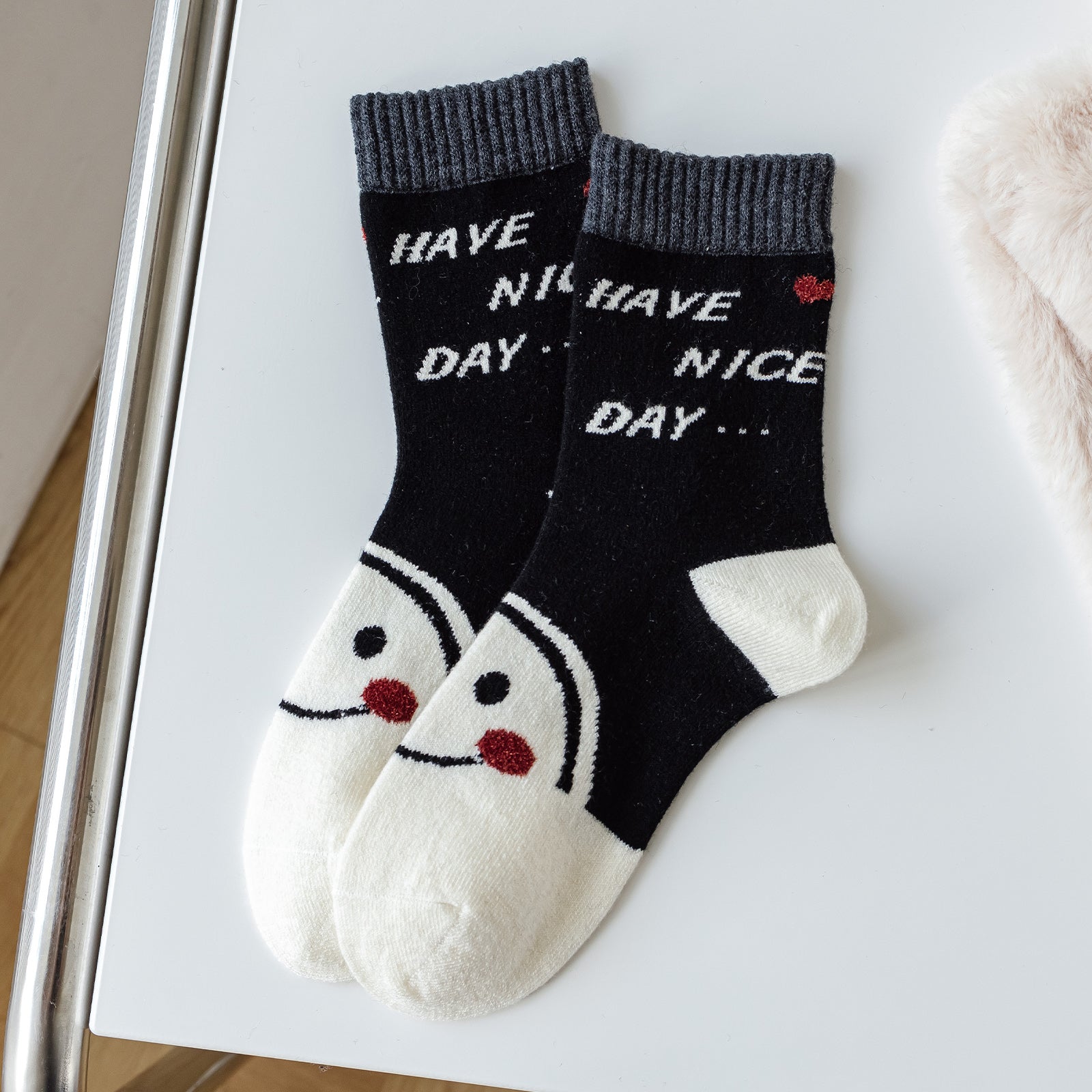 Smiling Face With 100 Tide Socks Women's Stockings & Hosiery