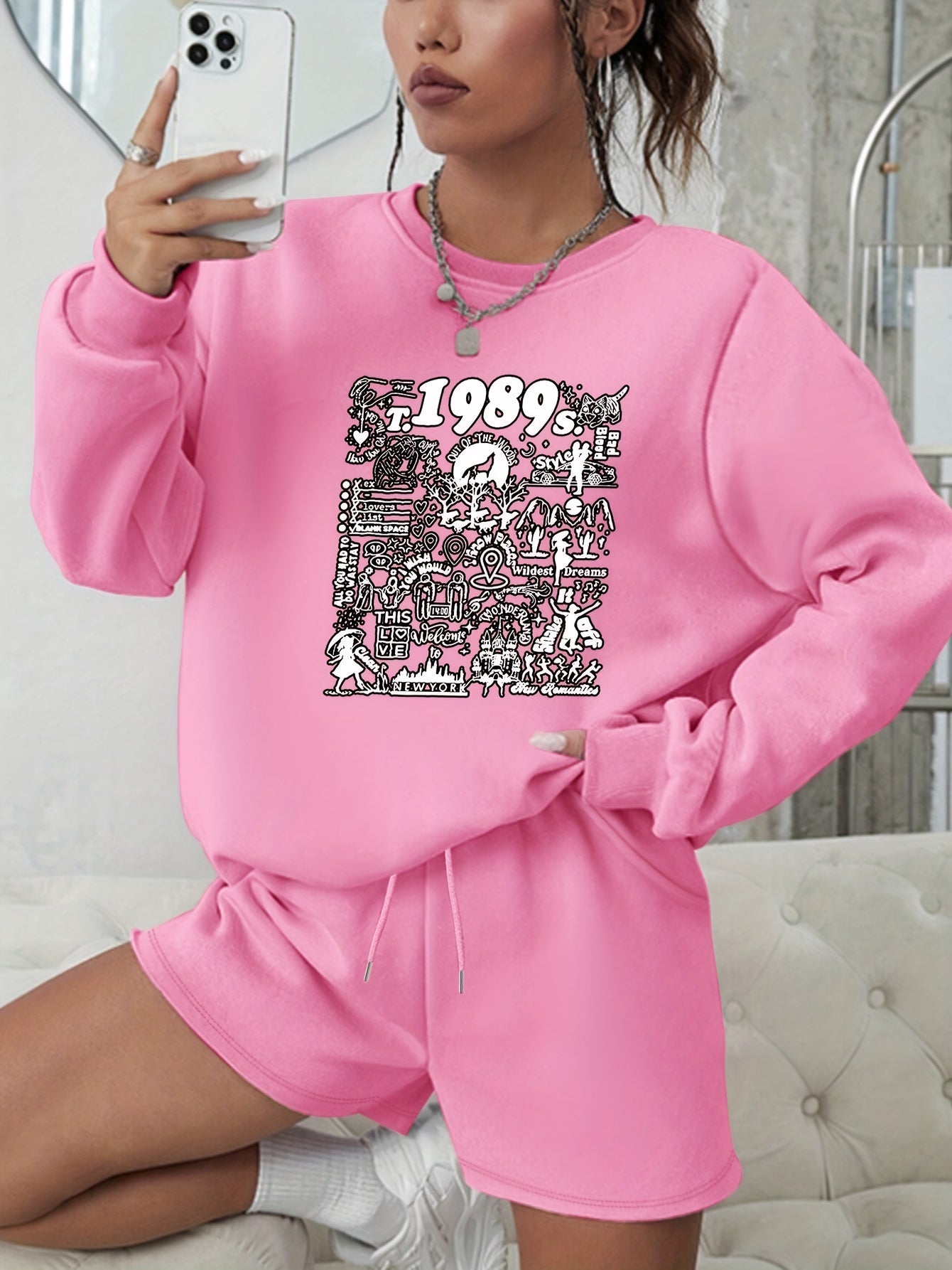  Casual Outfit Set: Graphic Sweatshirt & Shorts