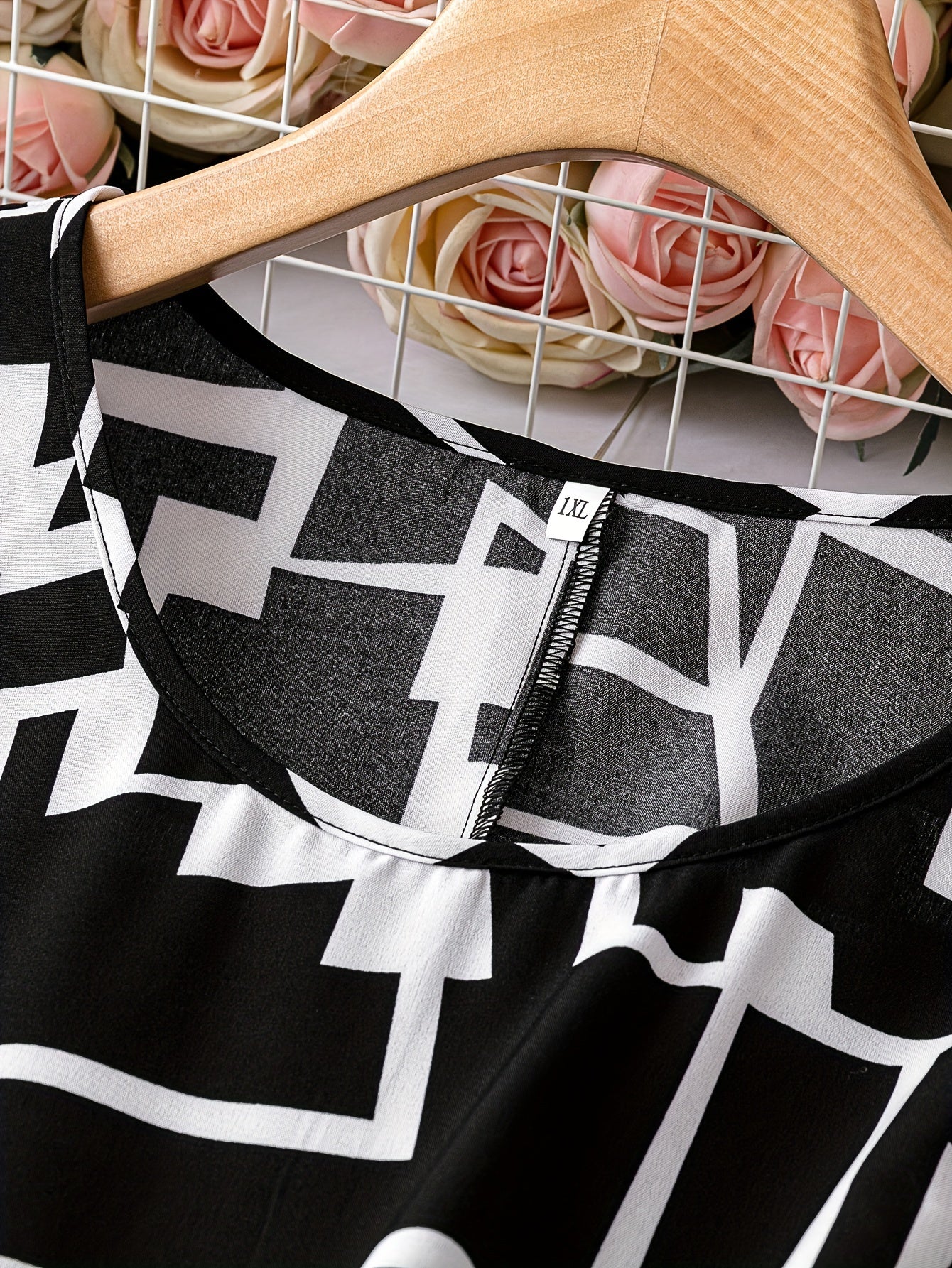  Geometric Print Round Neck Top