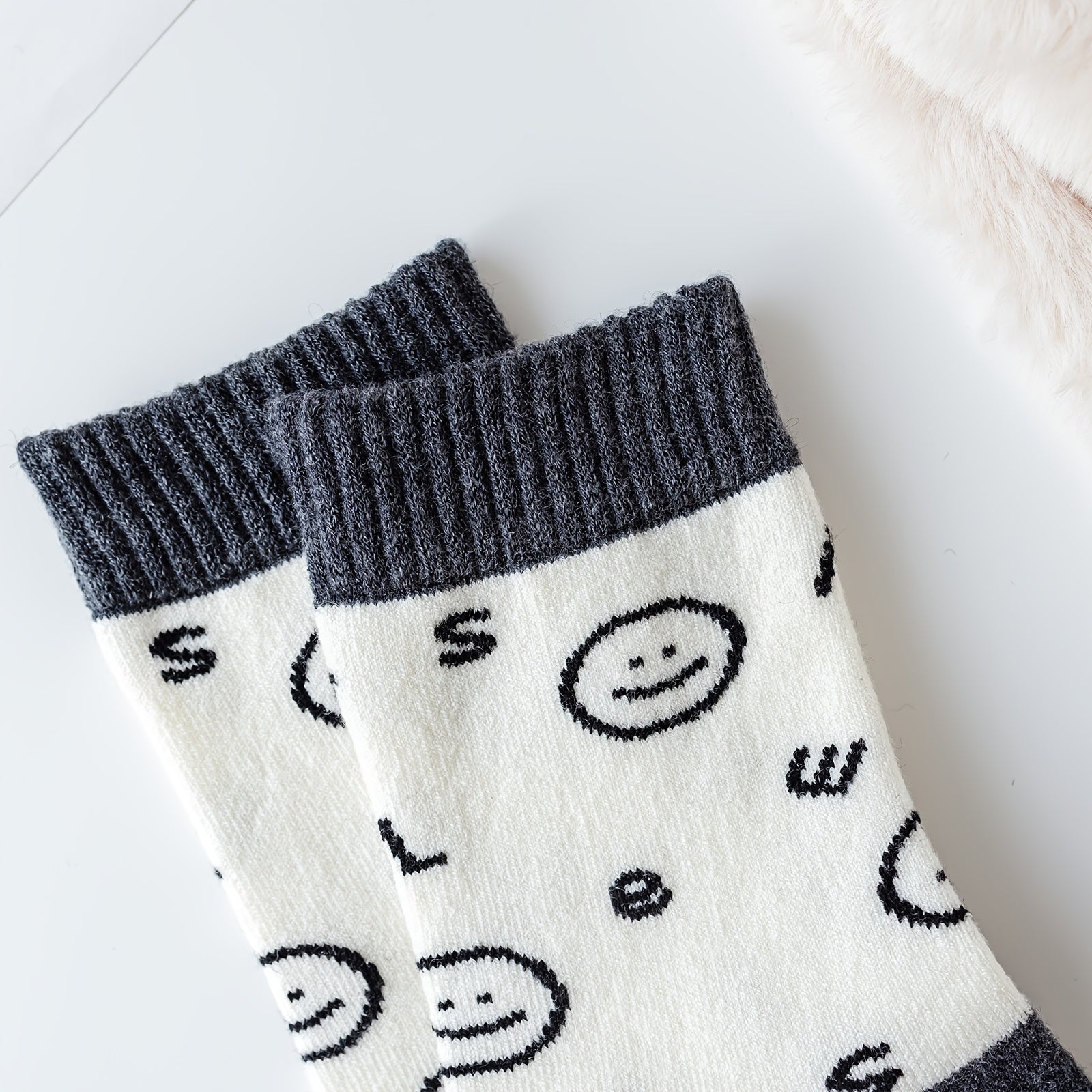 Smiling Face With 100 Tide Socks Women's Stockings & Hosiery