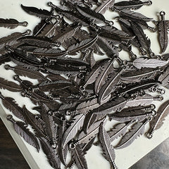100pcs Feather Pendants DIY Jewelry Making Various Colors