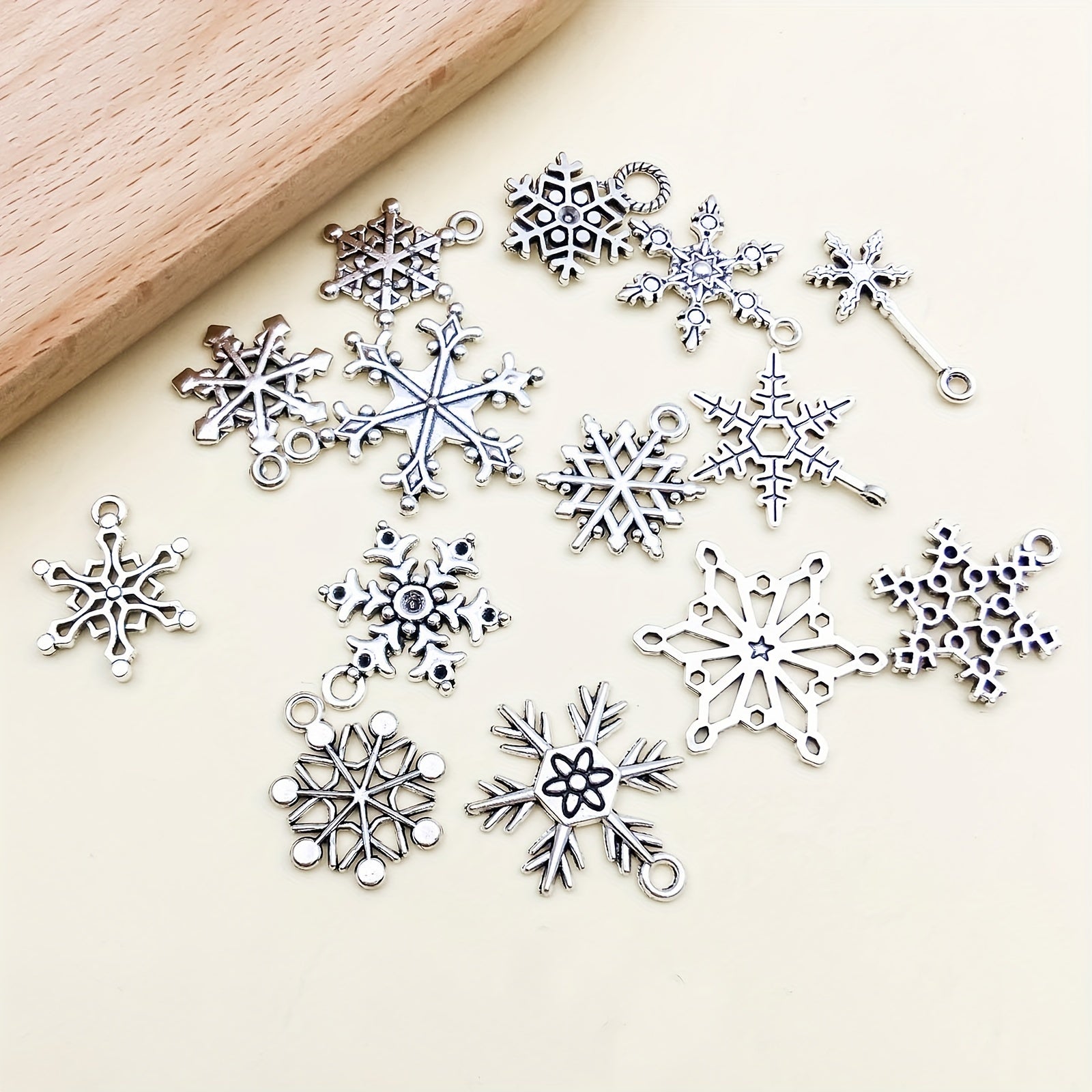 16pcs Snowflake Pattern Pendants for DIY Jewelry