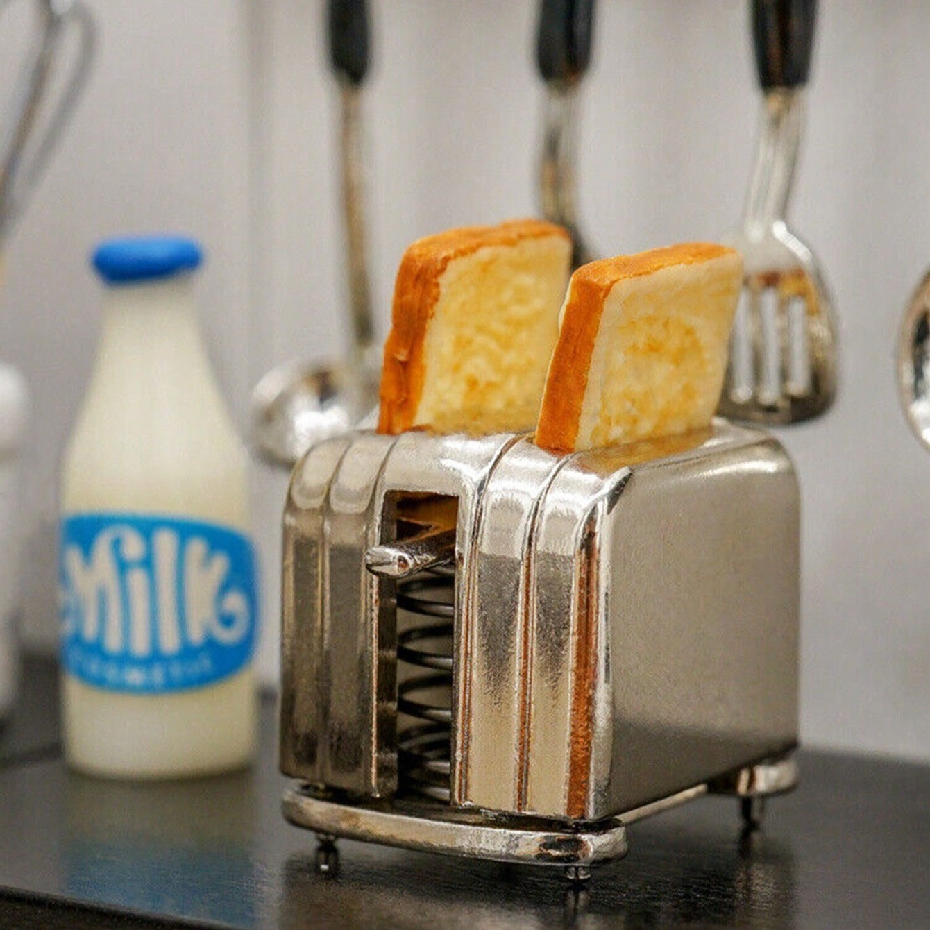 Dollhouse Bread Maker 1:12 Scale Kitchen Scene Accessory with 2 Slices of Bread