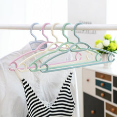 5pcs Wide Shoulder Plastic Hanger Drying Rack for Adult Clothes