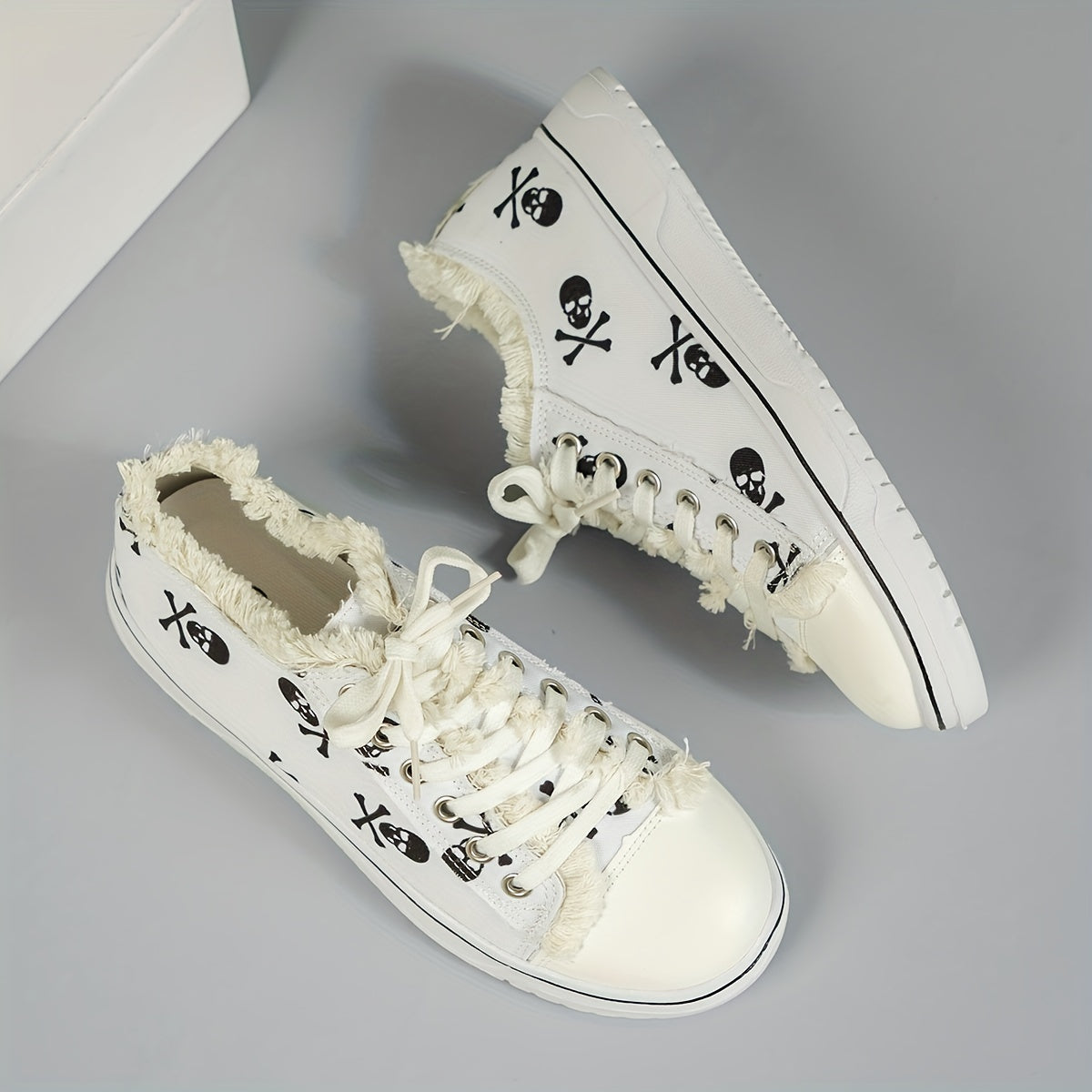 Women's Skull Print Sneakers Lace Up Outdoor Shoes Lightweight Low Top