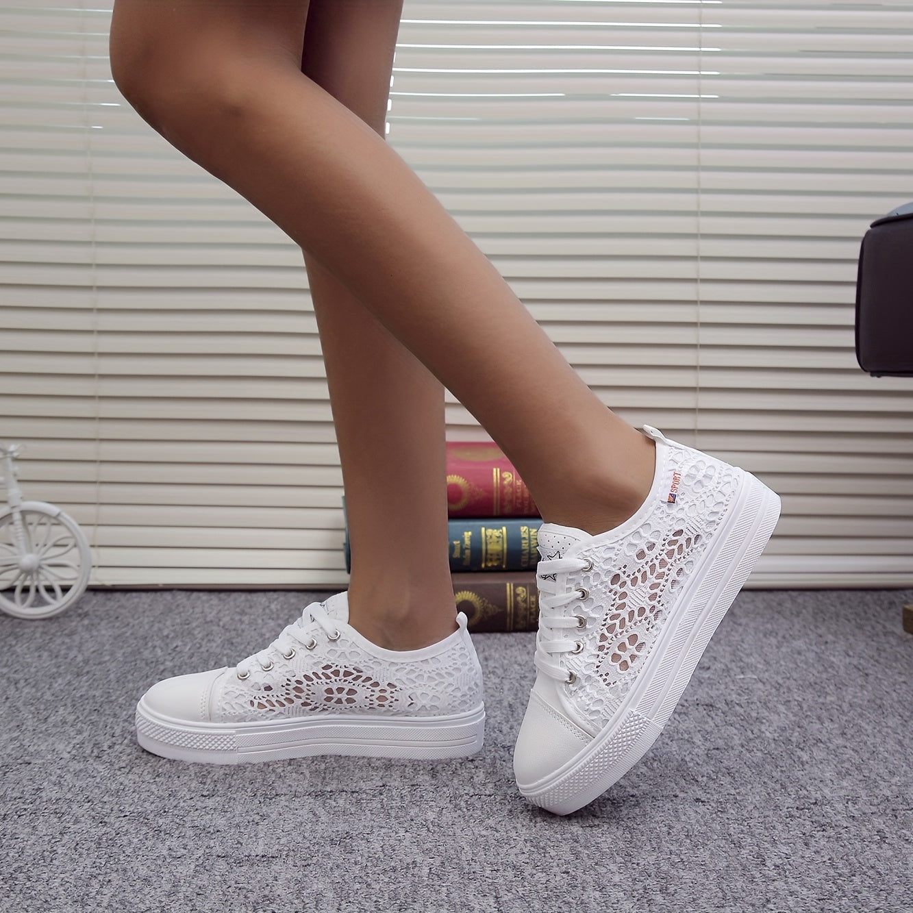 Women's Mesh Sneakers Lace Up Low Round Toe Breathable Shoes