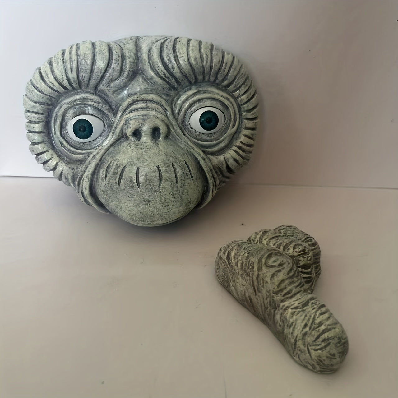 ET Alien Outdoor Wall Tree Hanging Decor Resin Crafts Ornaments