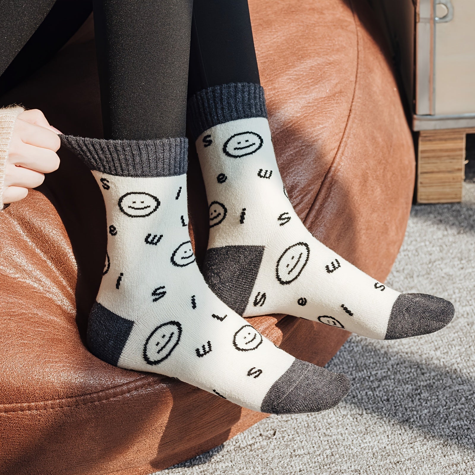 Smiling Face With 100 Tide Socks Women's Stockings & Hosiery