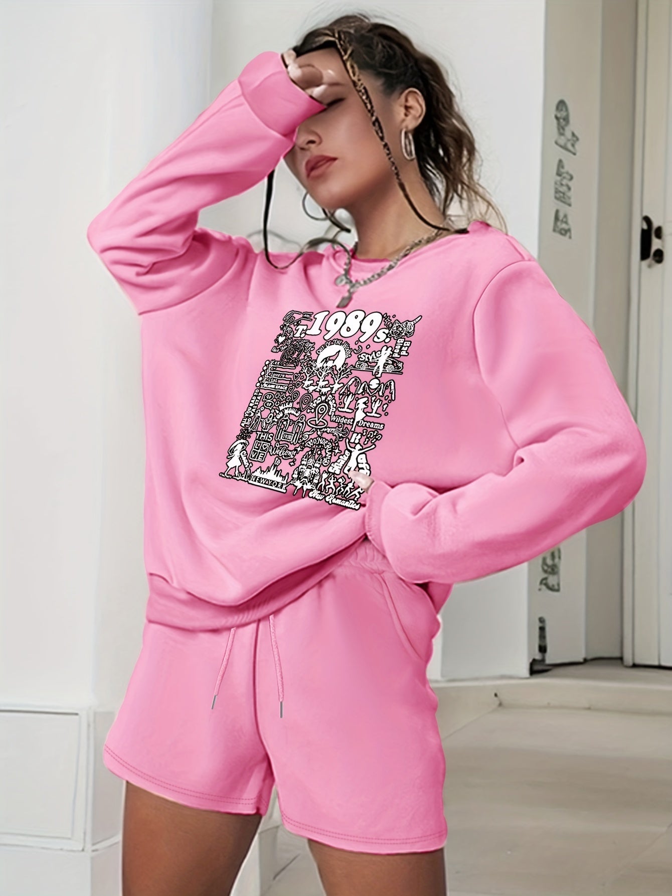  Casual Outfit Set: Graphic Sweatshirt & Shorts