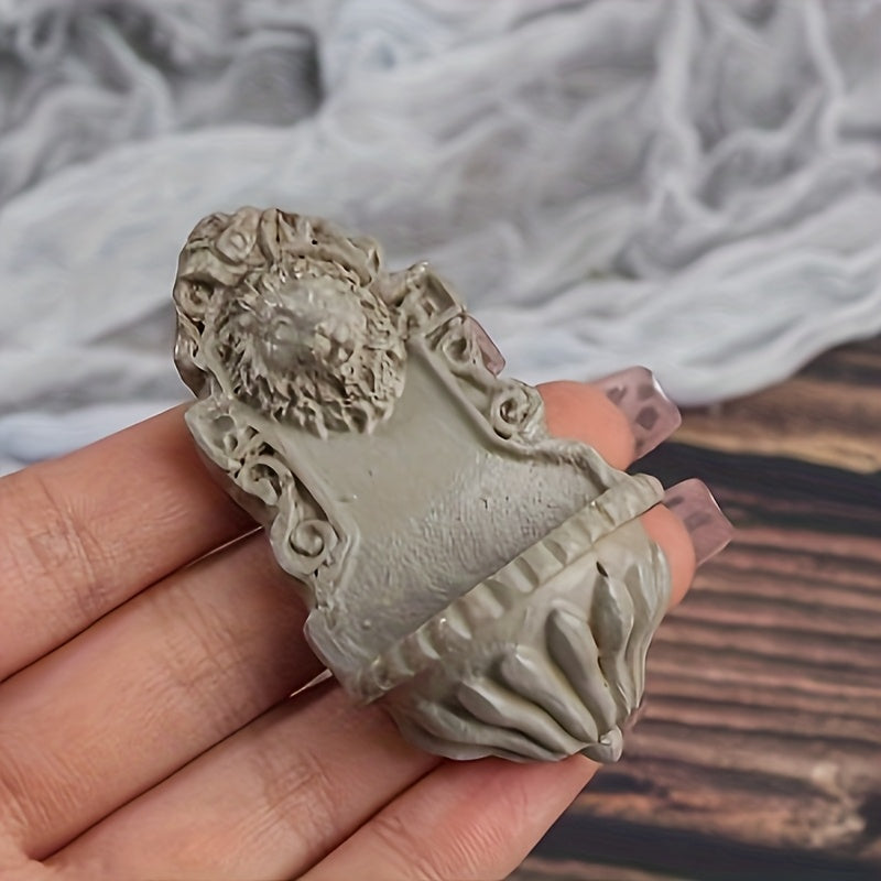 Realistic Gray Lion Head Wall Decoration for Fairy Gardens