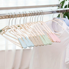 Adult Seamless Clothes Rack Wide Shoulder Plastic Clothes Rack