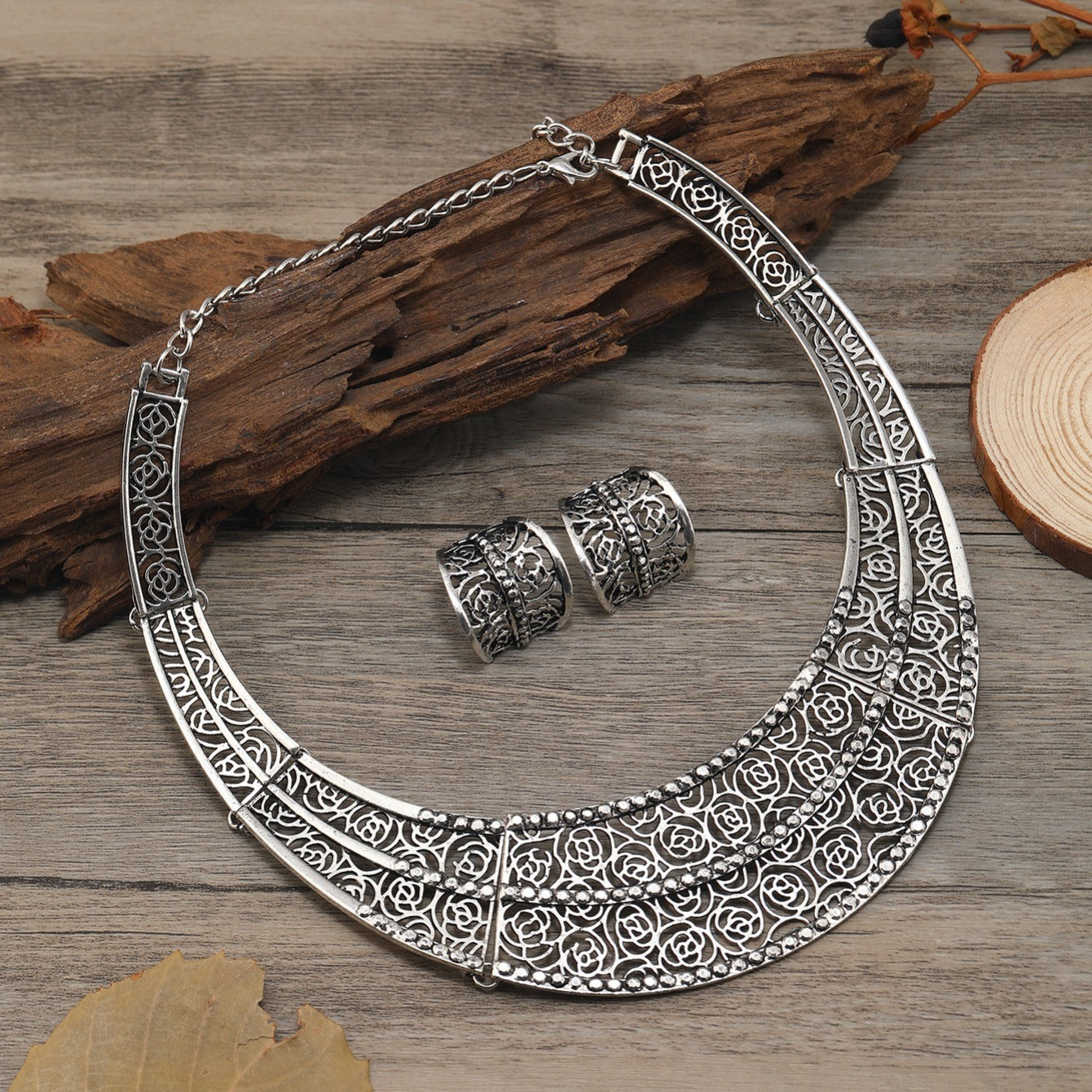Vintage Style Hollow Jewelry Set with Choker Necklace & Stud Earrings
