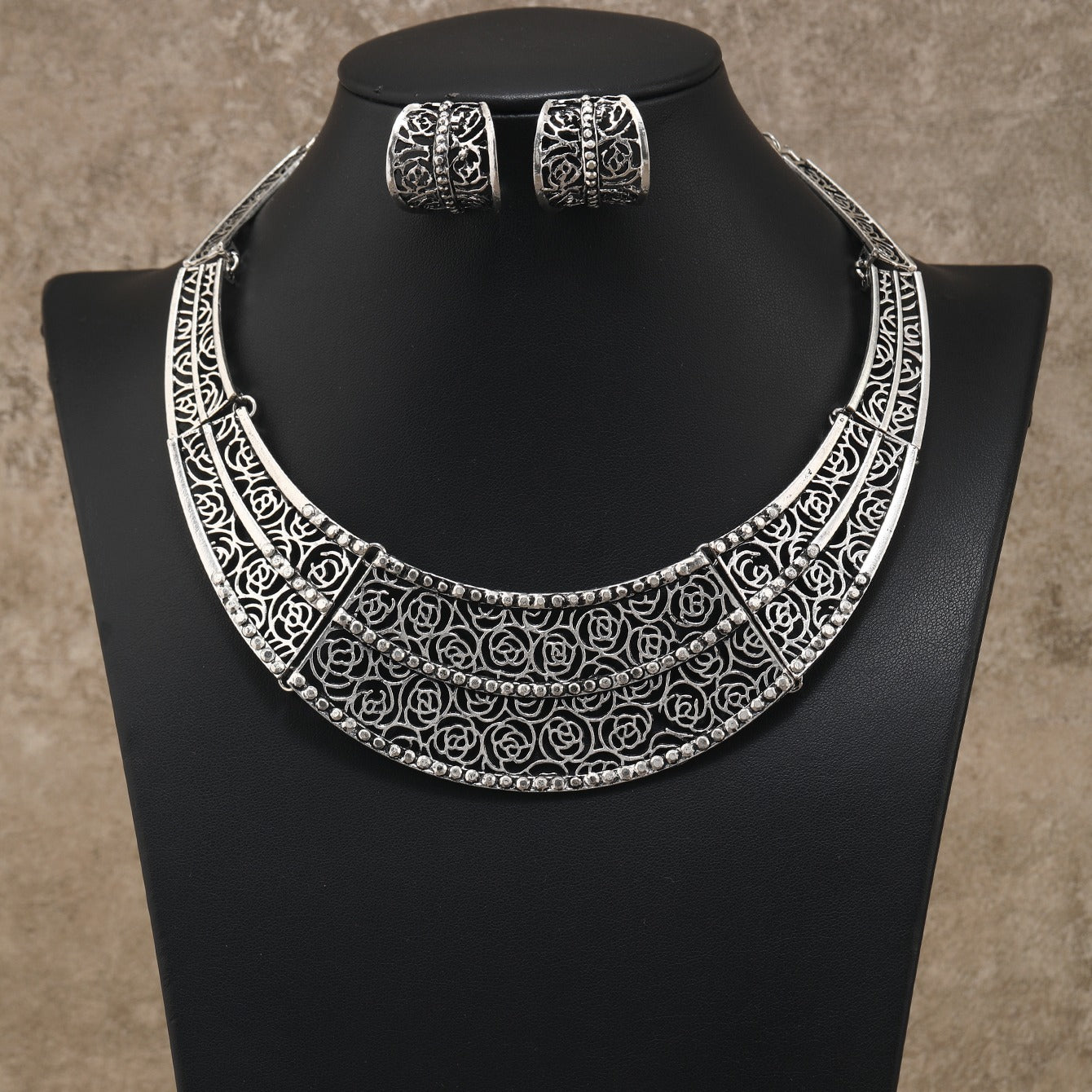 Vintage Style Hollow Jewelry Set with Choker Necklace & Stud Earrings