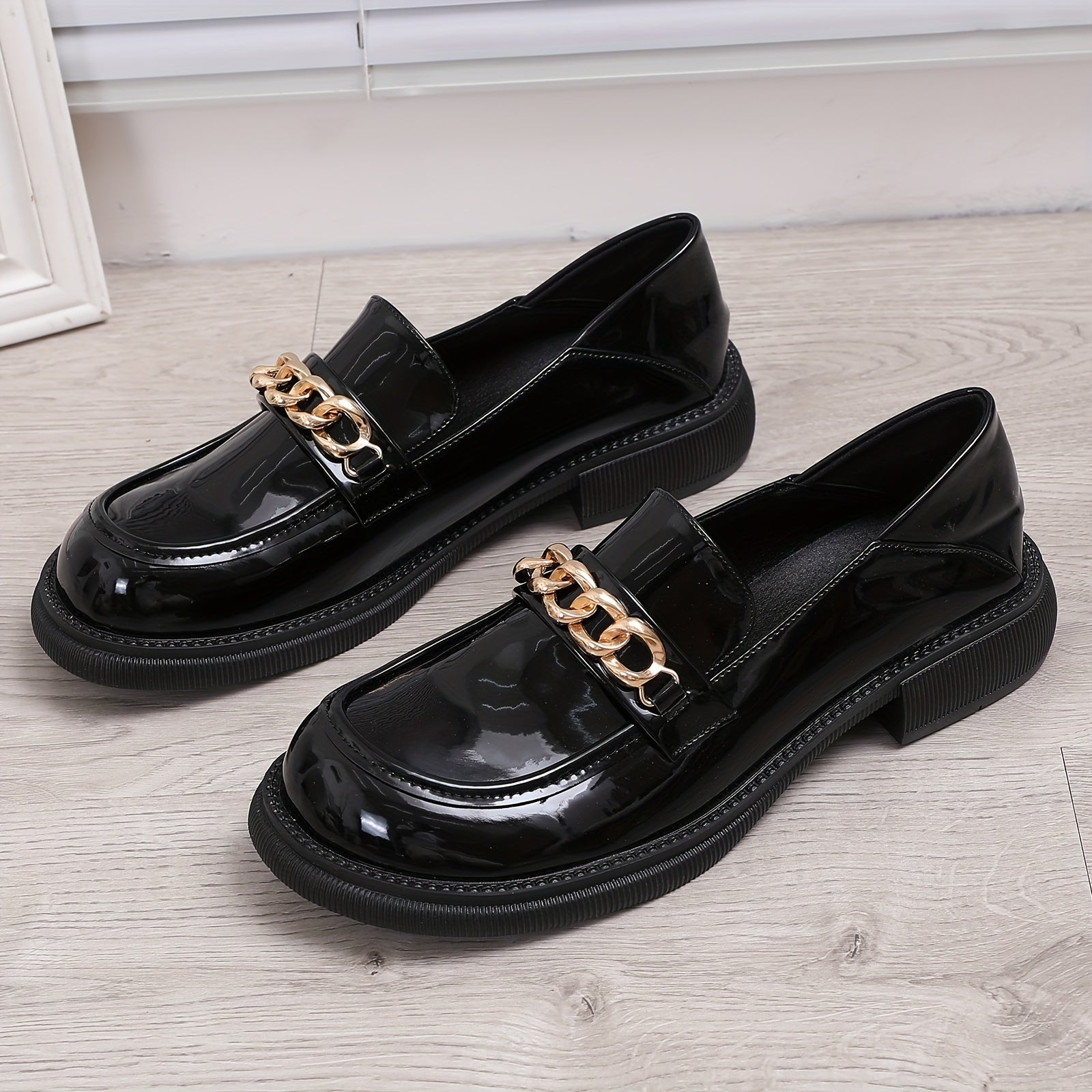 Women's Chain Decor Loafers Retro Round Toe Faux Leather Shoes