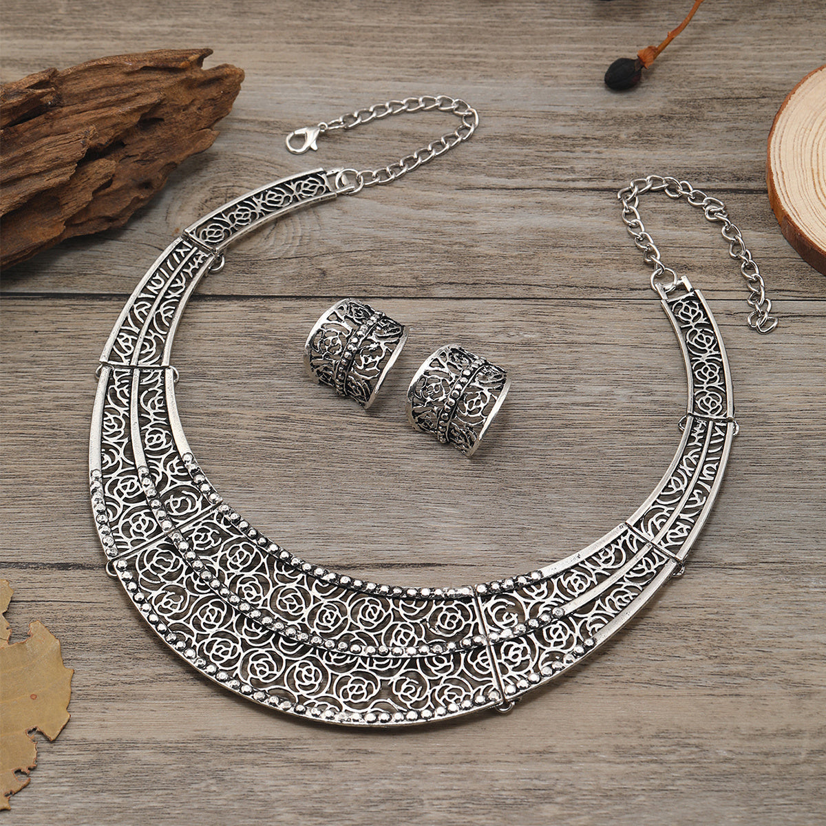 Vintage Style Hollow Jewelry Set with Choker Necklace & Stud Earrings