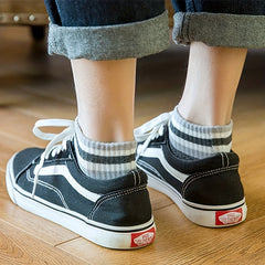 Retro Striped Crew Socks Men's Stockings All Seasons Outdoor Wear