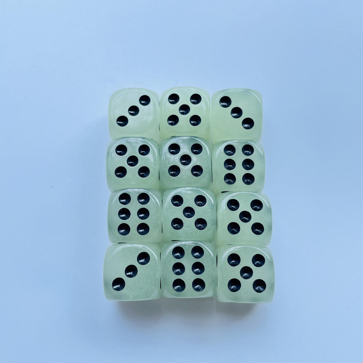 12pcs Luminous Dice 16mm Circular Dot Perfect for Nightclubs Bars KTVs