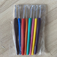 8pcs Colorful Plastic Handle Knitting Needles 2 5 6 0MM Crochet Hooks Set